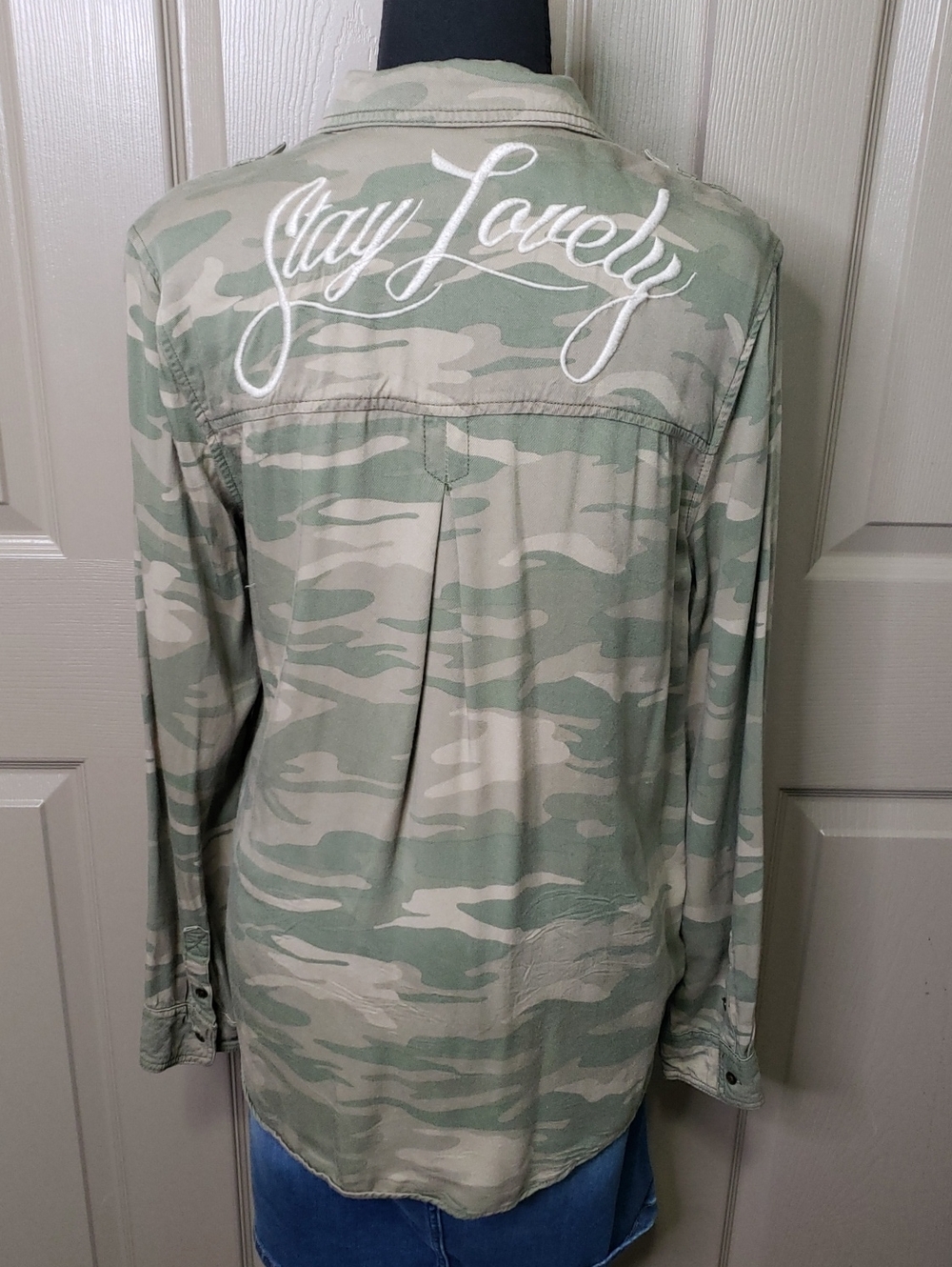 American Eagle Outfitters Boyfriend Fit "Stay Lovely"Green Camo Shirt Jacket